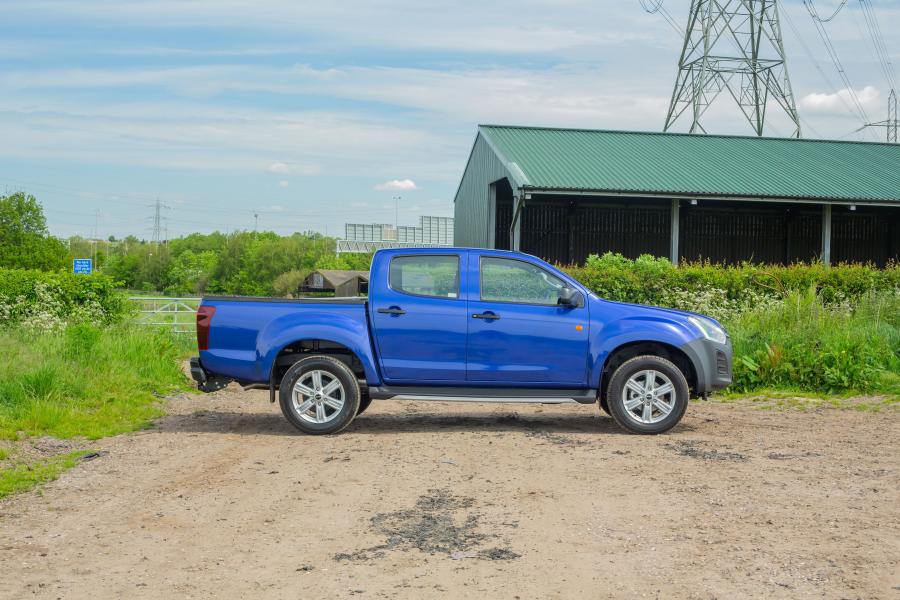  Isuzu D-Max Workman+ Double Cab 2019 года  (UK) (фото 6 из 11)